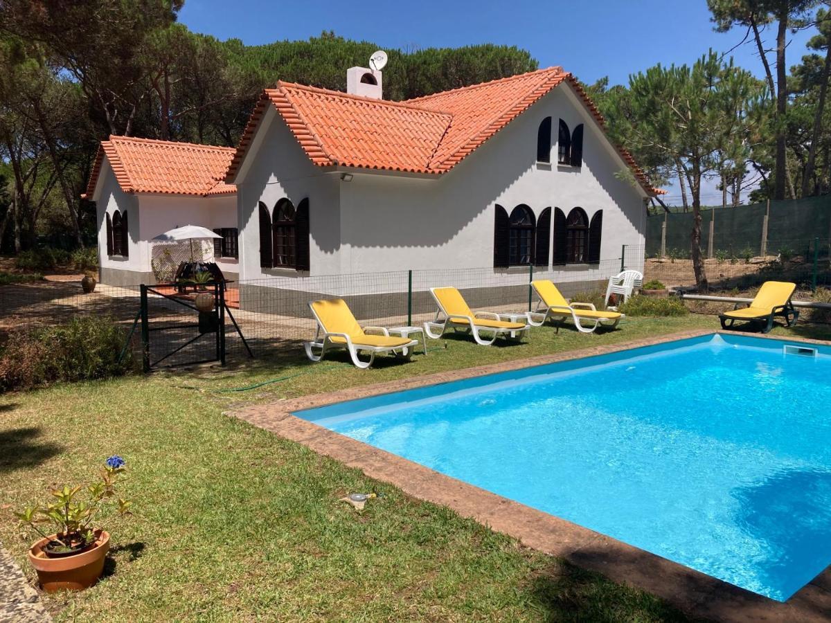 Moradia no Pinhal com Piscina - Espaço e Privacidade para as suas Férias! Sintra Esterno foto